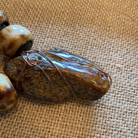 Vintage wood and amber beaded and wired pendant necklace - Picture 5 of 7